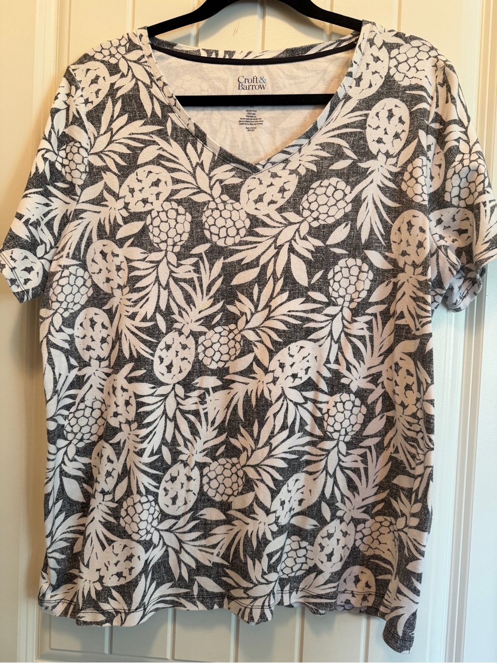 Croft & Barrow White Pineapple Print V-Neck Tee on Gray